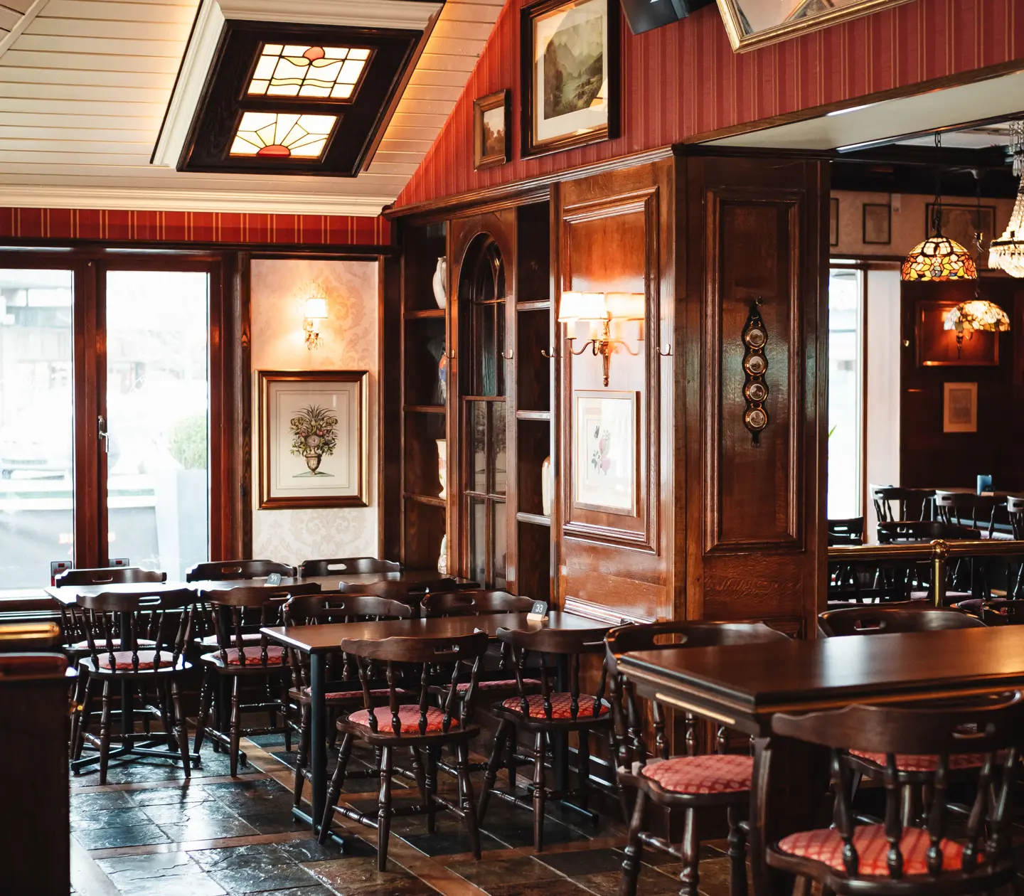 Pub environment with seating, windows and decorations